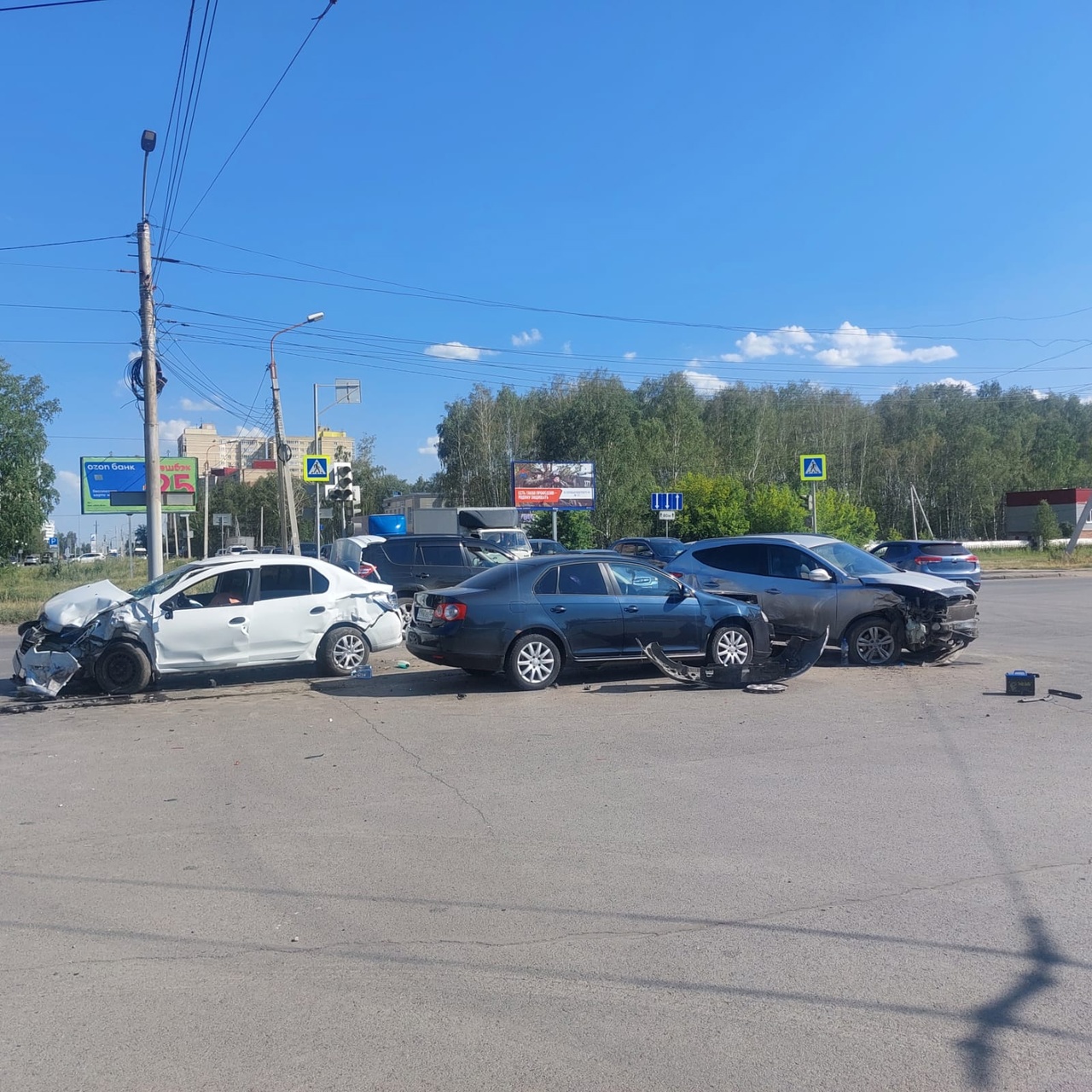 В тройном ДТП на омском перекрестке пострадали две девочки | Происшествия