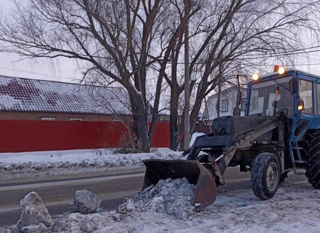 С 8 утра омские коммунальщики вышли на борьбу с гололедом в городе |  Общество