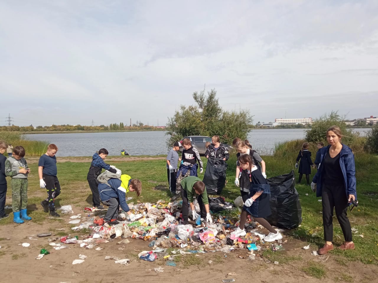 В Омске юные экологи провели уборку территорий у городских озер | Общество