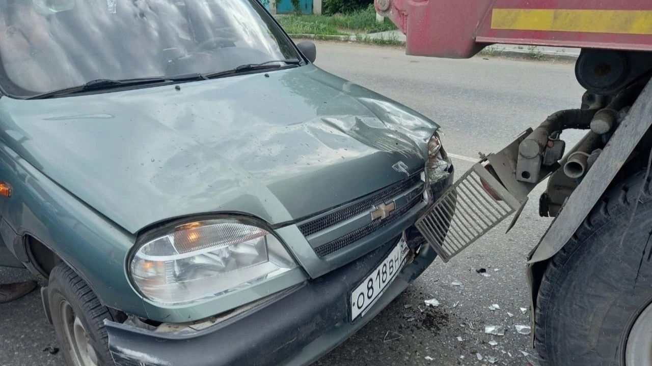 В Омске водитель КамАза насмерть сбил женщину-пешехода | Происшествия