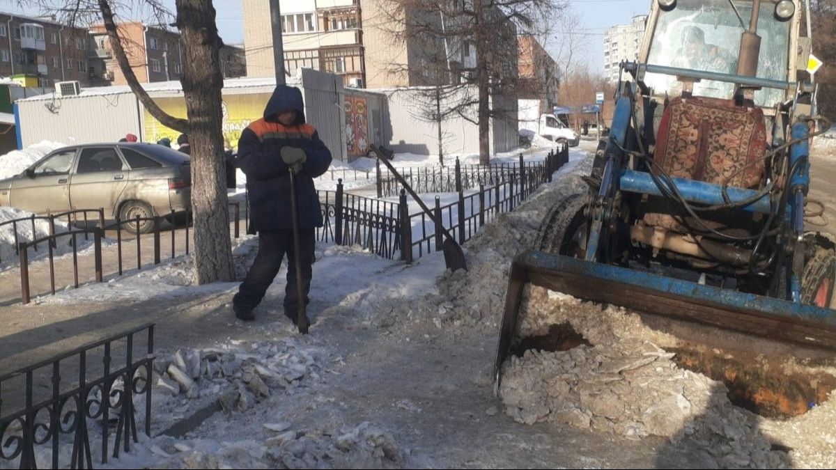 Омская пенсионерка не дождалась дорожников и сама очистила переход от  наледи | Общество