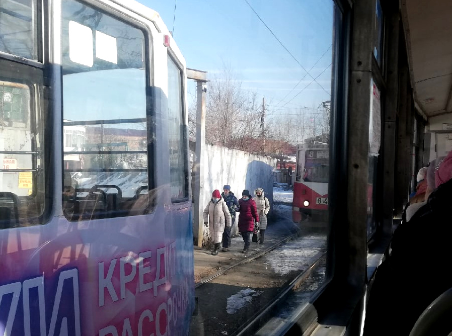 В первом трамвае было в 3 раза. В Омске трамвай сошел с рельсов. Трамвай сошел в Омске. Свежев Омск 1 Трамвайная. Трамвайное кольцо Омск возле Юнгородка Омск.