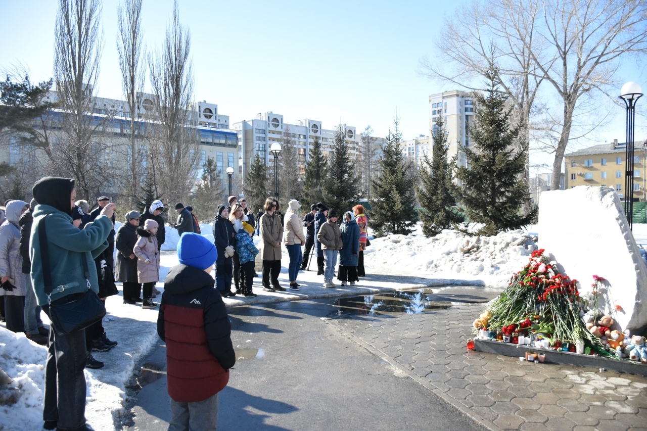 Сотни омичей собрались почтить память погибших в «Крокусе» | Общество