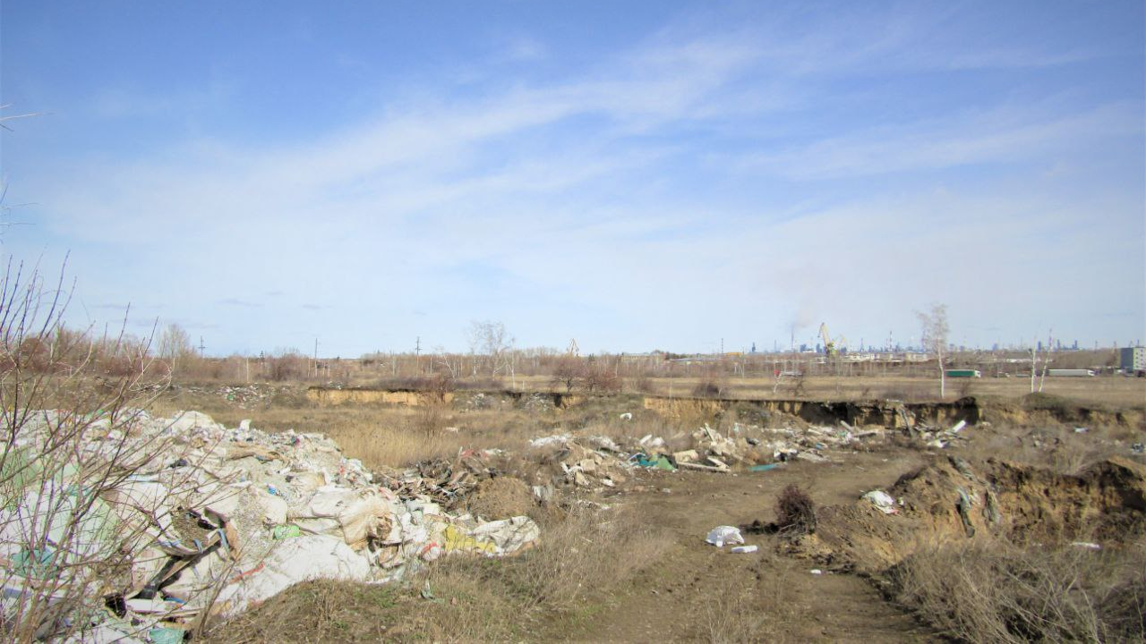 В Омске оштрафовали водителя грузовика, который устроил незаконную свалку |  Общество