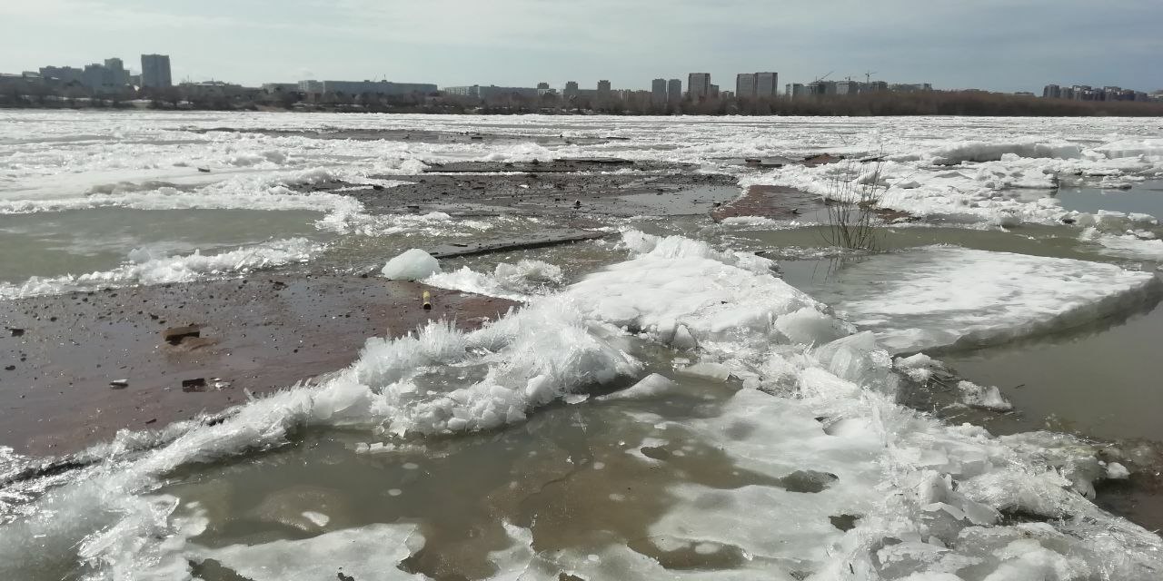 На Иртыше в Омске тронулся лед | 13.04.2024 | Омск - БезФормата