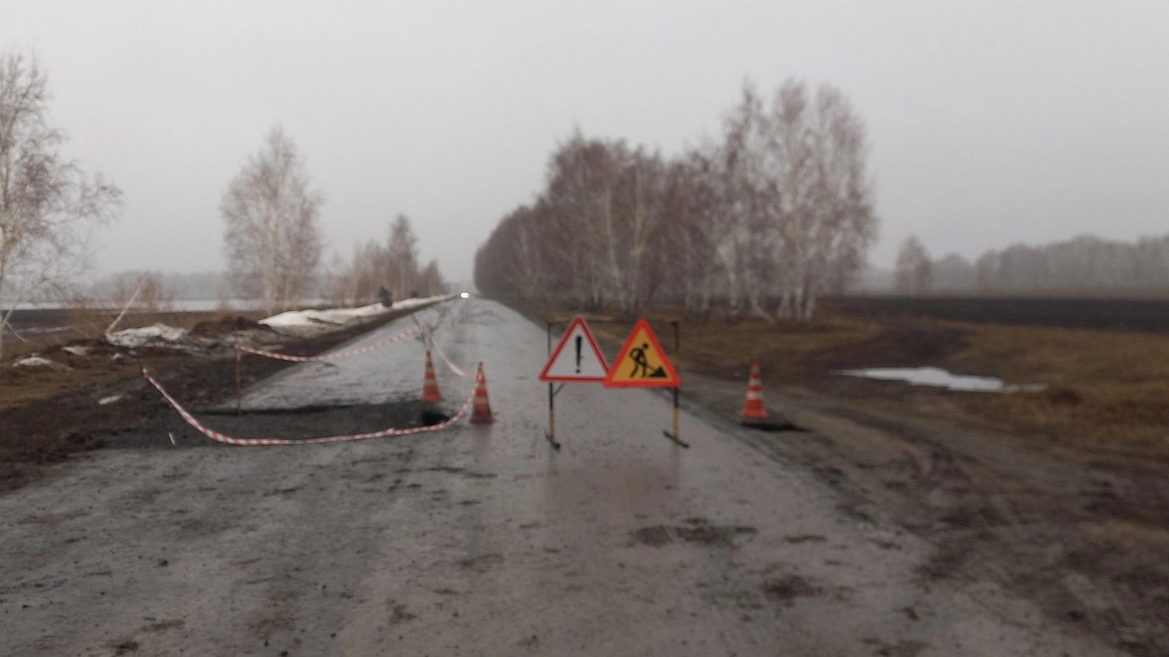 Провалился асфальт: в Омском районе перекрыли дорогу из Красной Горки |  Авто, Происшествия