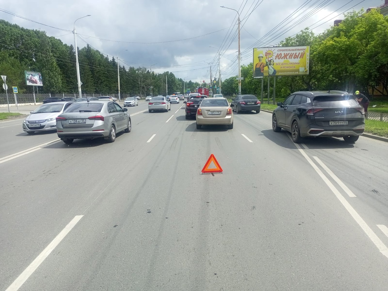 В Омске в массовом ДТП образовался «паровозик» из пяти авто | Авто,  Происшествия