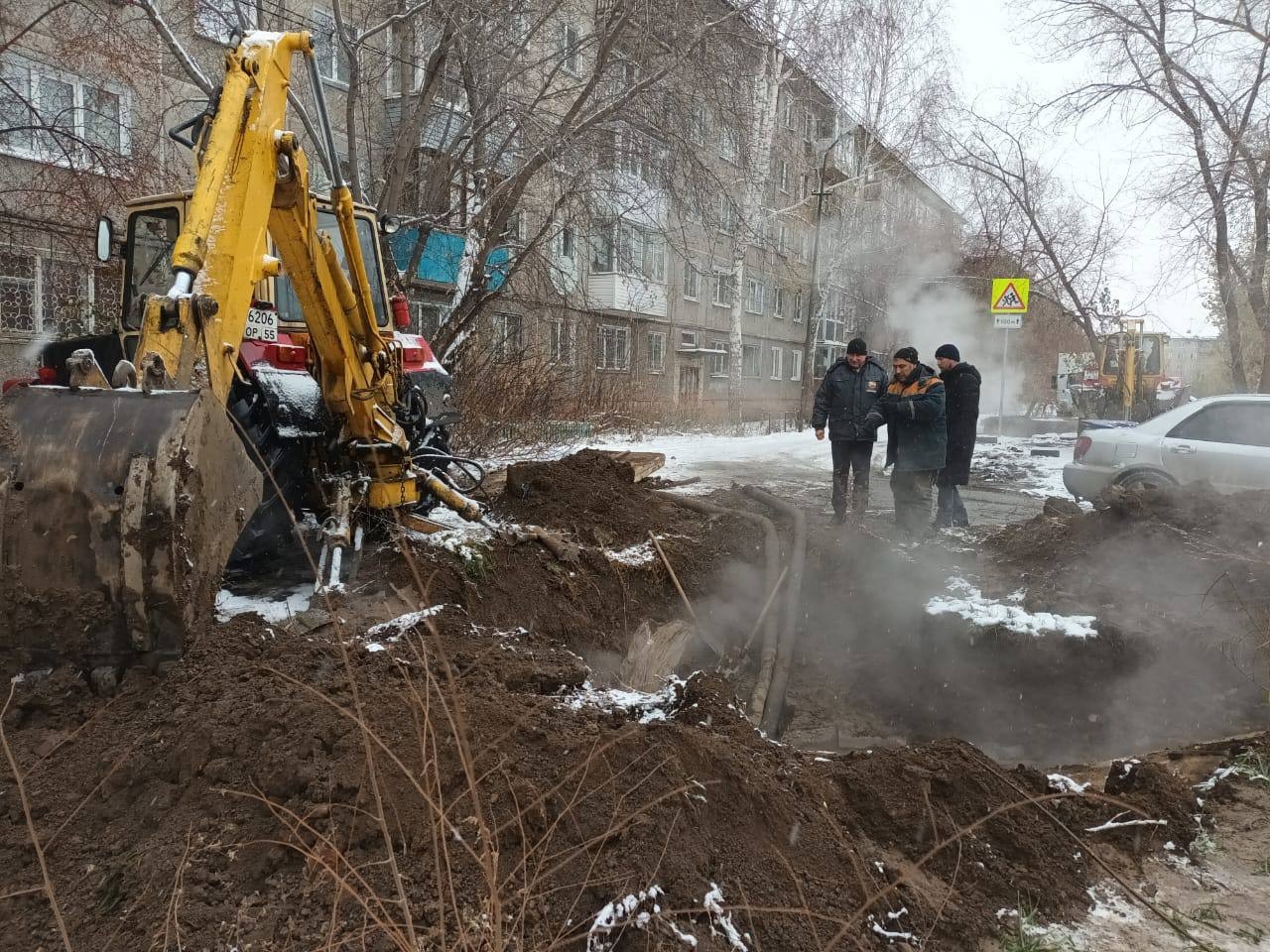 В Омске устраняют повреждение теплосети в Чкаловском поселке | Происшествия  | Омск-информ