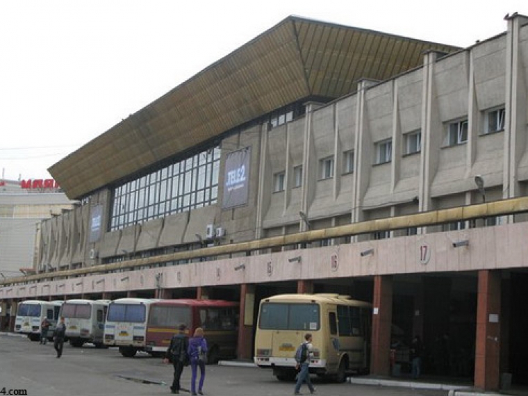 Омский автовокзал купить. Автовокзал Омск, Омск. Автовокзал Омск платформы. Омский автовокзал автобусы. Автовокзал Омск 9 платформа.