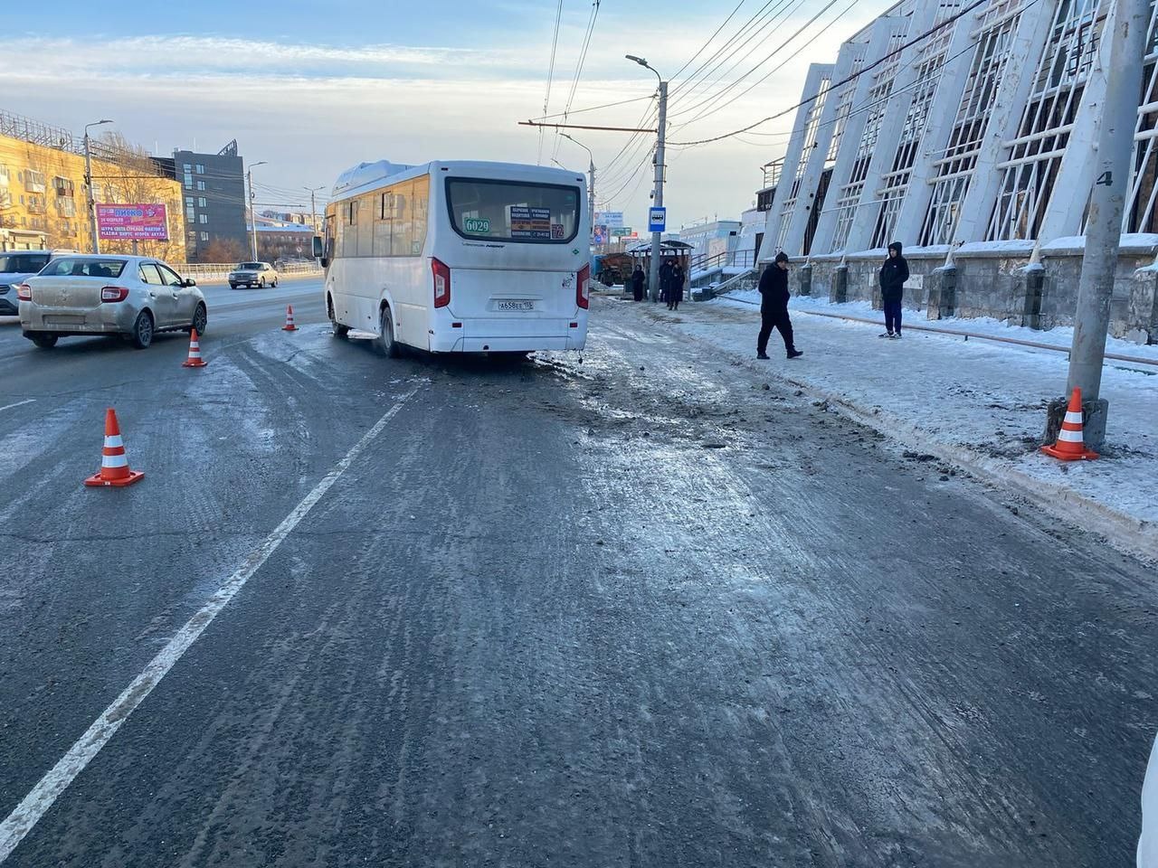 В центре Омска автобус протаранил столб: пострадали 3 пассажира |  Происшествия | Омск-информ