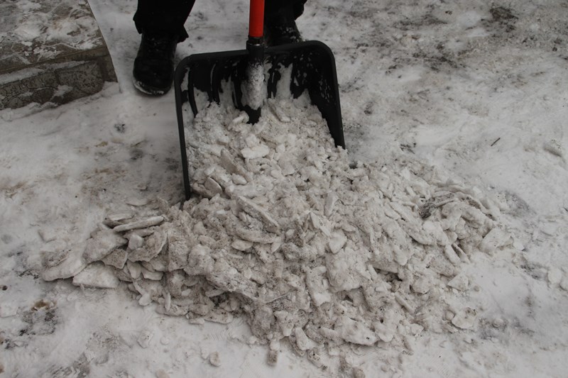 Очистка снега в Омске. Уборка снега Омск. Лист металла для вывоза снега. Как вывезти снег из частного дома. Купить снег омск