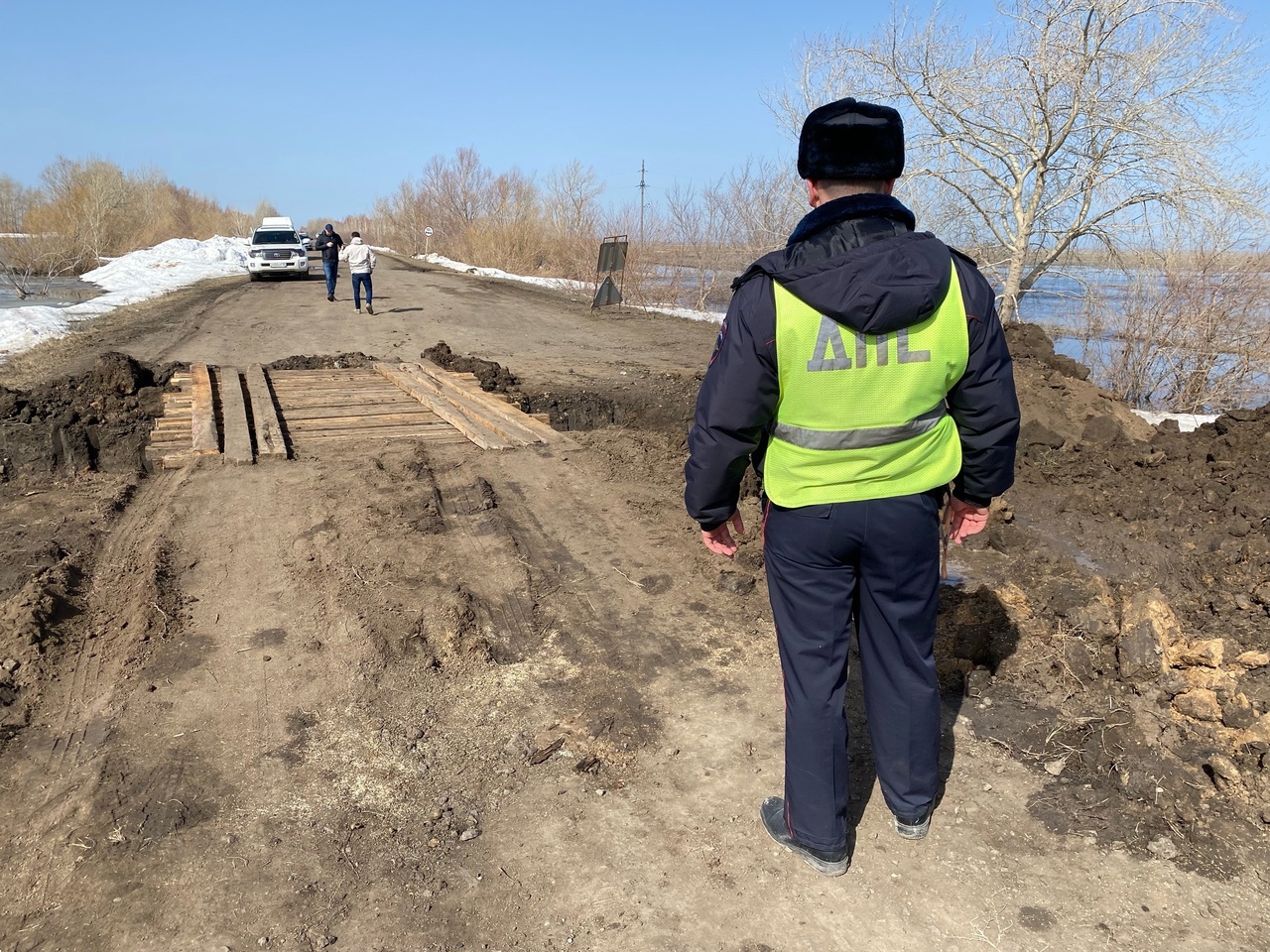 В затопленном омском селе соорудили временную переправу | Общество