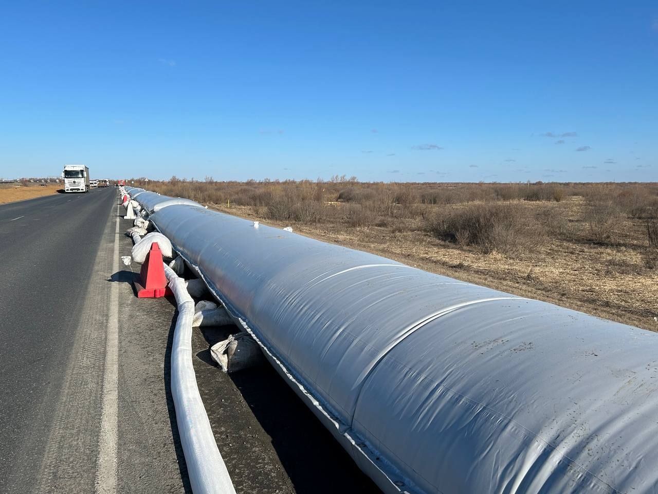 Вдоль трассы Тюмень – Омск, которую может затопить, устанавливают дамбу |  Общество