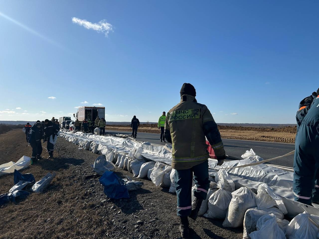 Вдоль трассы Тюмень – Омск, которую может затопить, устанавливают дамбу |  Общество