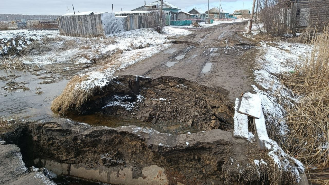 На родине бывшего омского губернатора восстановили смытую паводком дорогу |  Авто, Общество