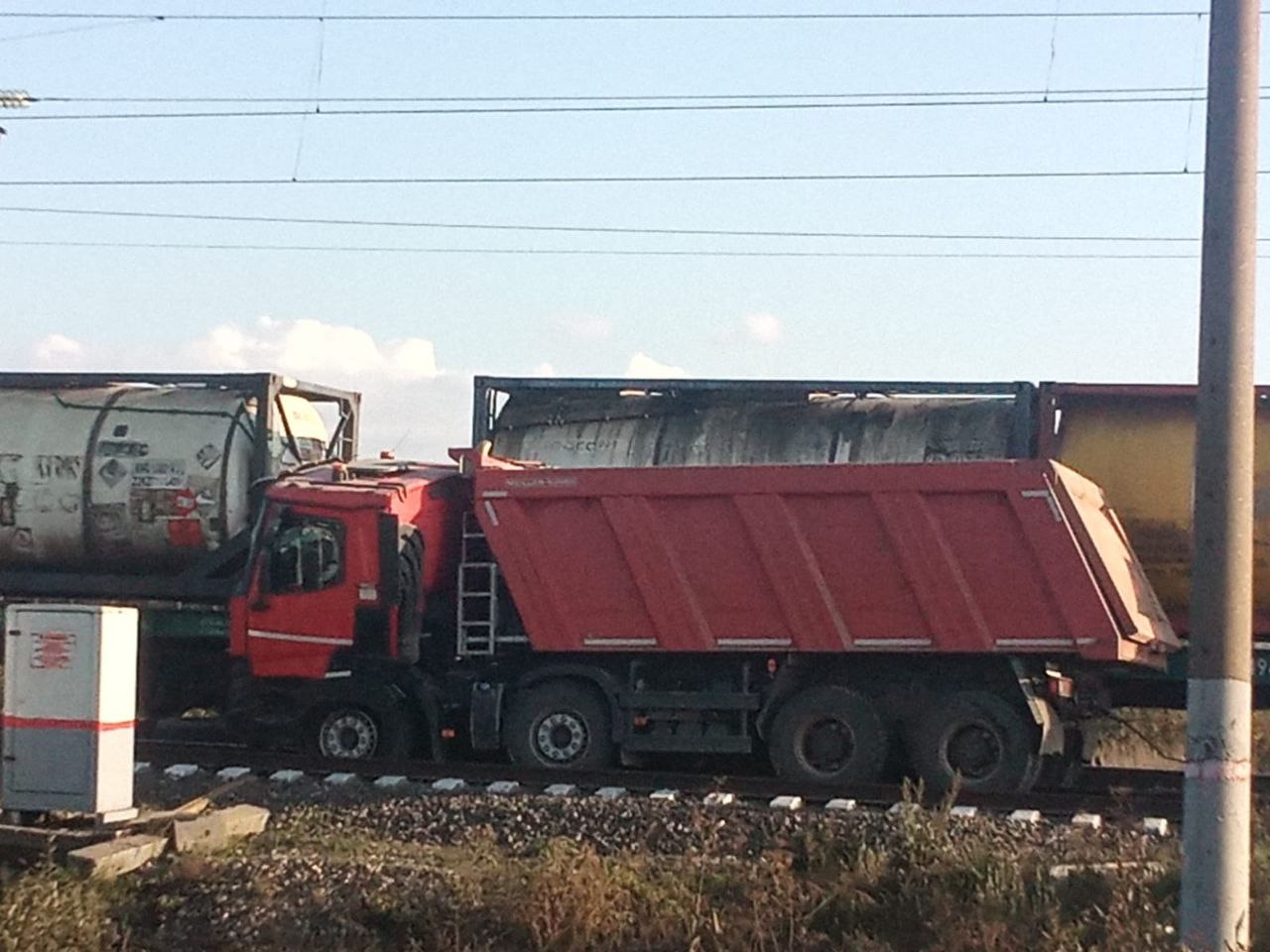 Омич на самосвале врезался в поезд в Башкортостане | Происшествия