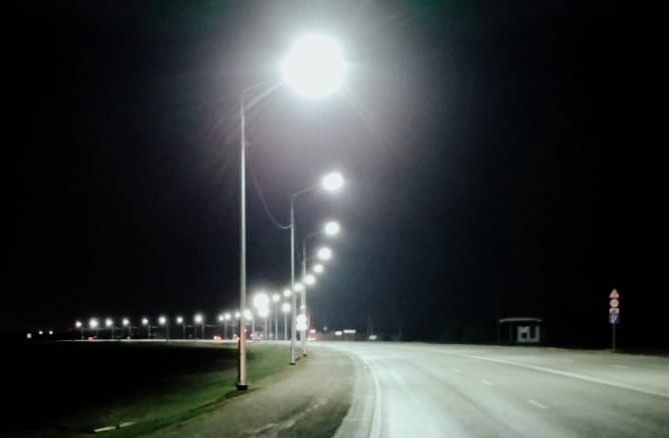 Трасса смерти омск. Светофор на трассе. Ночная трасса освещённая. Перекресток на трассе. Трассах Омск.