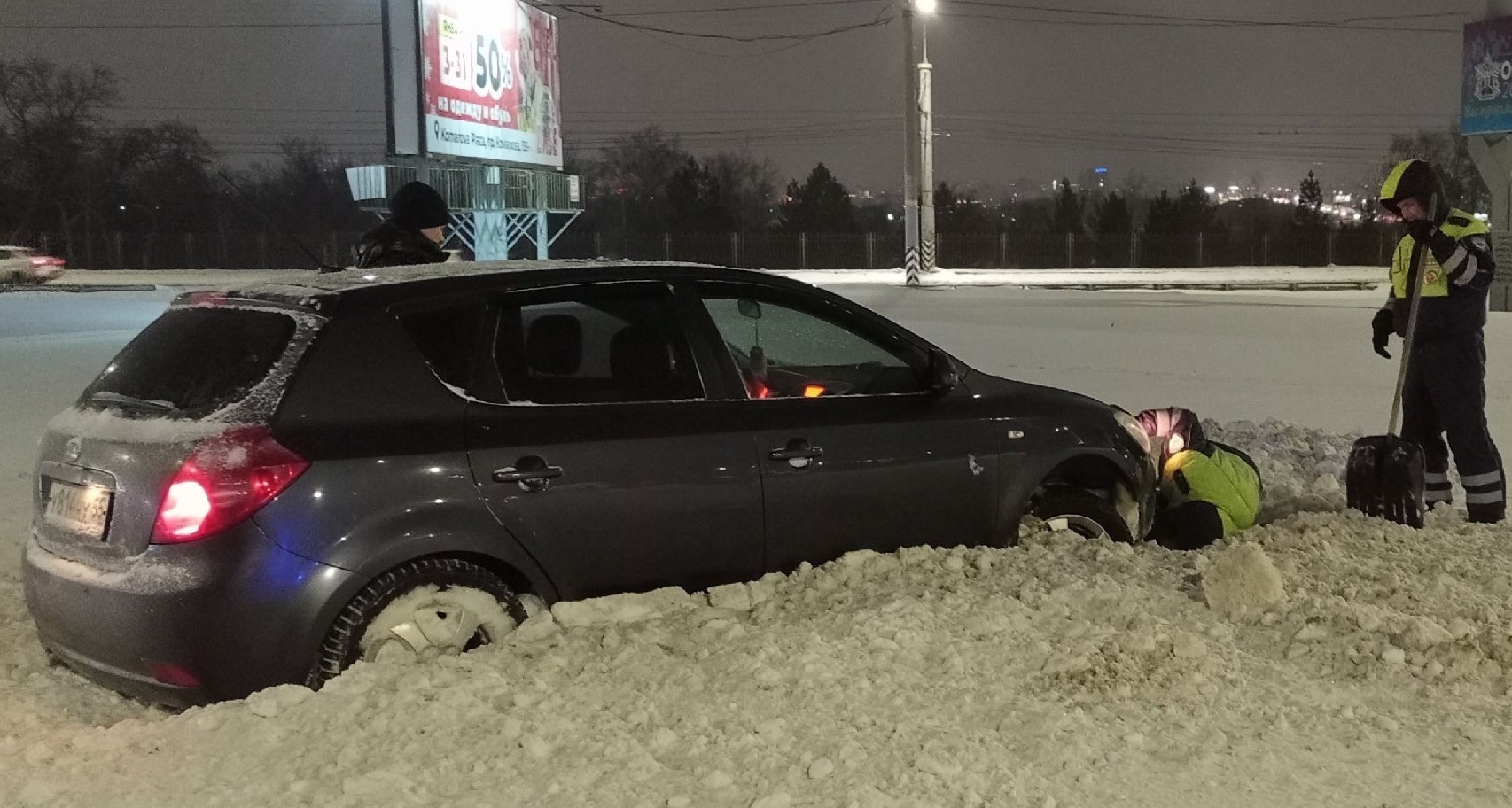 В Омске на Енисейской двое водителей застряли в снегу | Общество