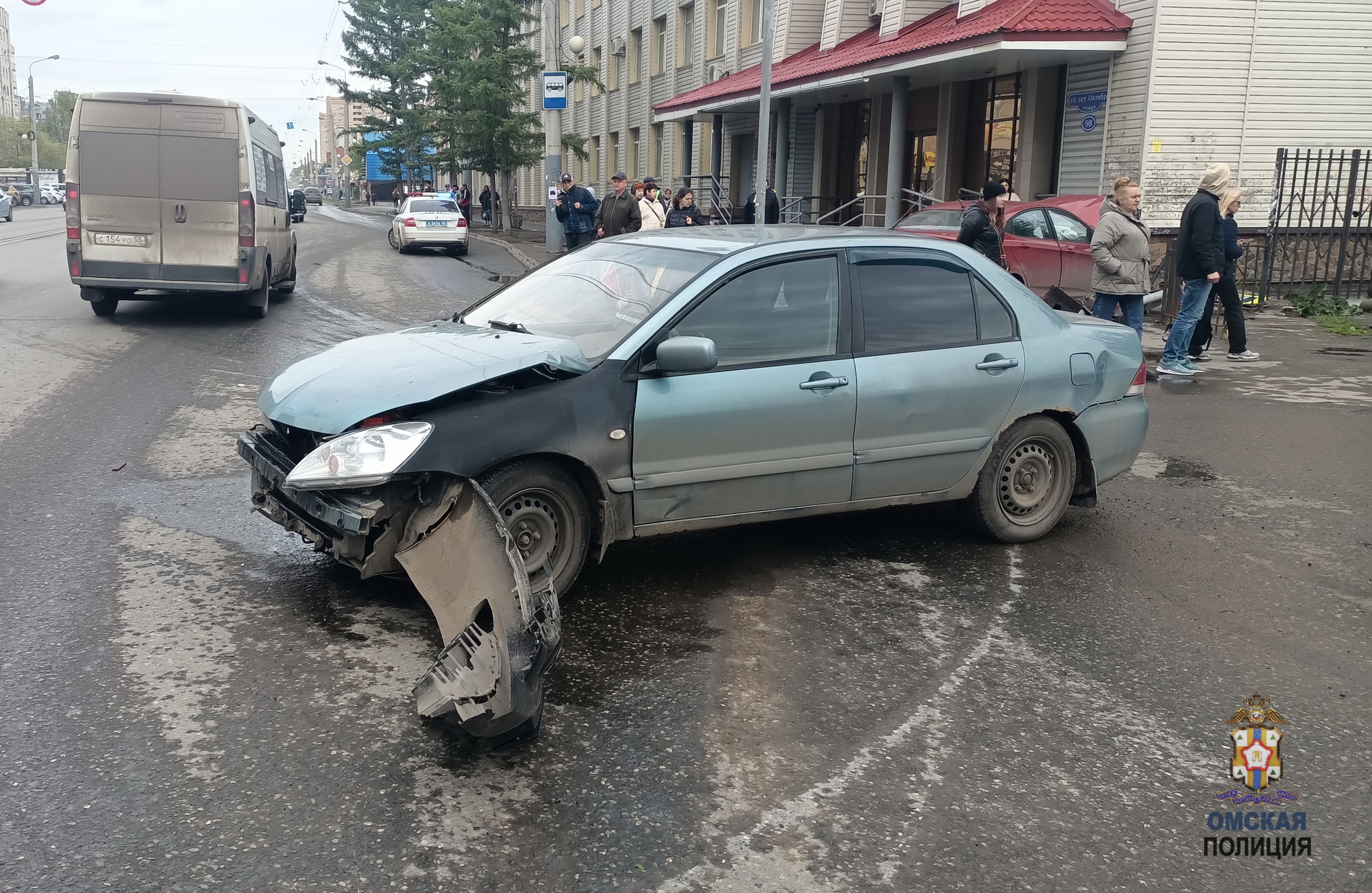 В центре Омска иномарка, вылетевшая на тротуар, сбила пенсионерку |  Происшествия