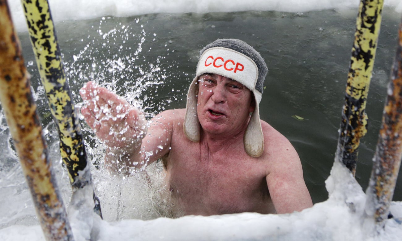 Как купаются мужчины. Зимнее купание. Купается в Мороз. Моржи купаются в лютый Мороз. Морозы в России.