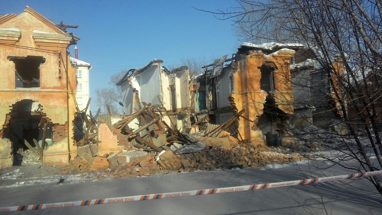 Омск новости обрушение дома. В Омске обрушился дом. Обвал здания в Омске. Здание в аварийном состоянии. Обрушение двухэтажного здания.