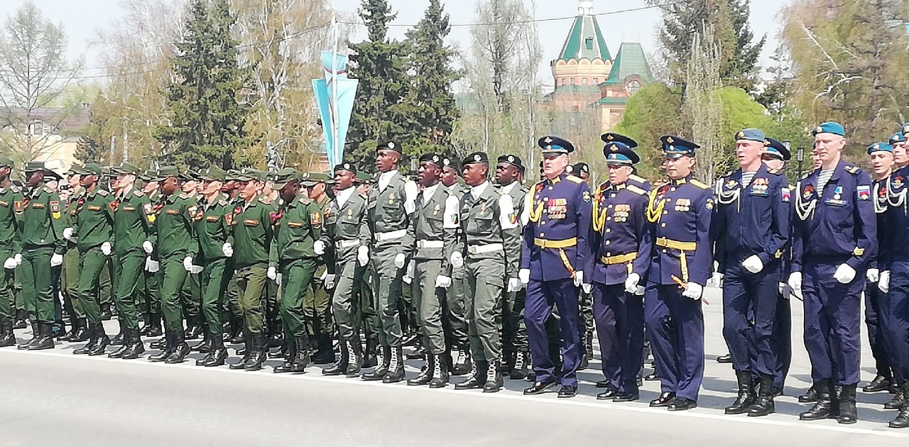 Строй африканцев и бульдозер на Соборной площади: в Омске прошел Парад  Победы | Общество