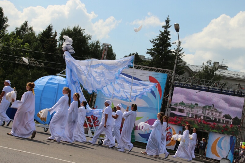 Канал мир омск сегодня. Омск день города шествие. Парад на Соборной площади Омск. Парад птиц.