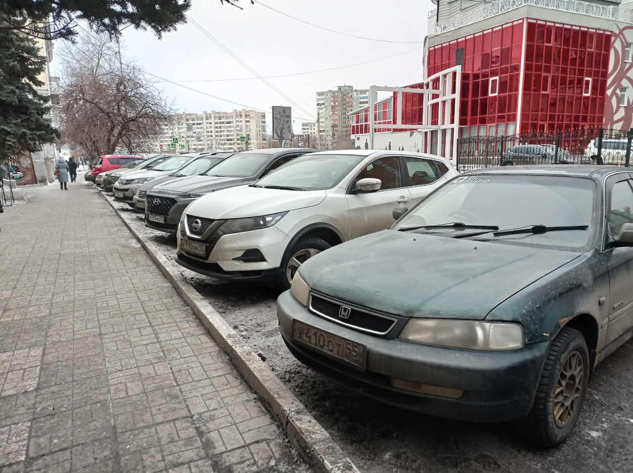 В Омске введут нормы парковочных мест около новостроек | Авто, Общество