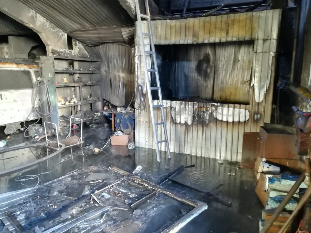 Мебель после пожара. Пожар фото. Квартира после пожара. Пожар в квартире. Пожар в здании.