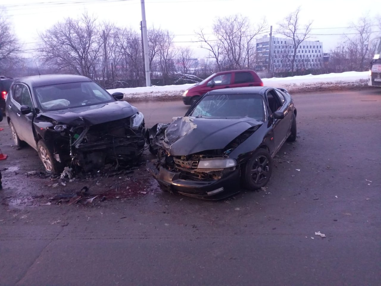 В Омске легковушка врезалась в переполненный автобус | Происшествия