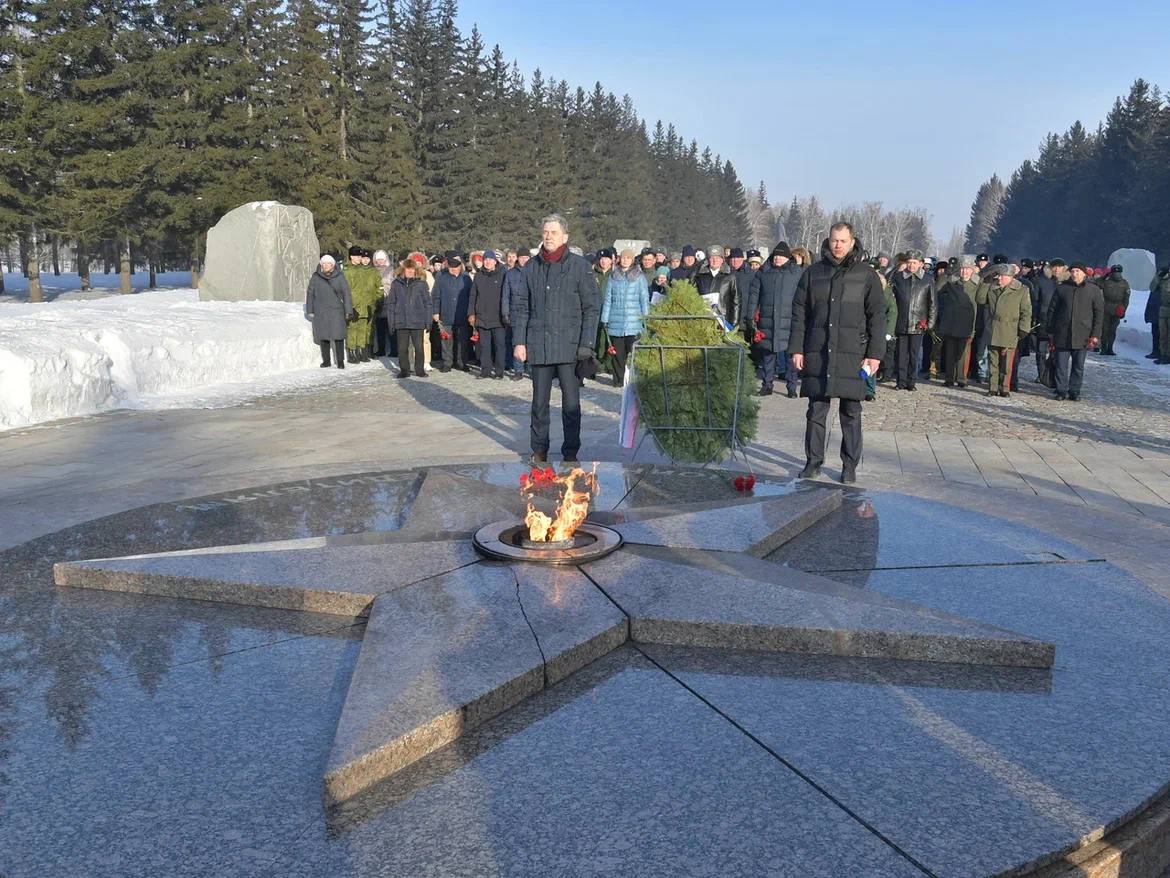 В омском парке прошло возложение цветов к мемориалам | Общество