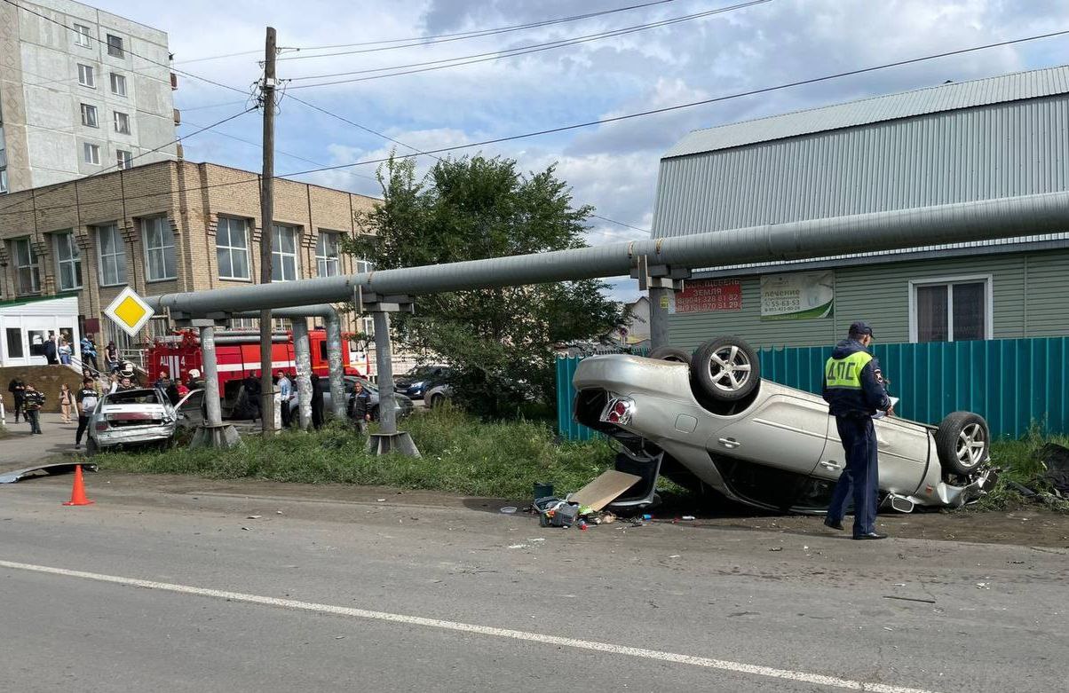 Водитель погиб: на трассе в Омской области иномарка влетела в КамАЗ и  сгорела | Происшествия