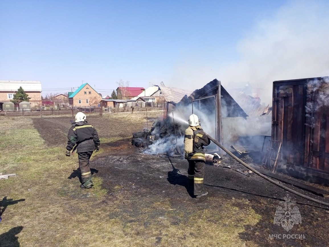 Пожар под Омском уничтожил несколько построек | Происшествия