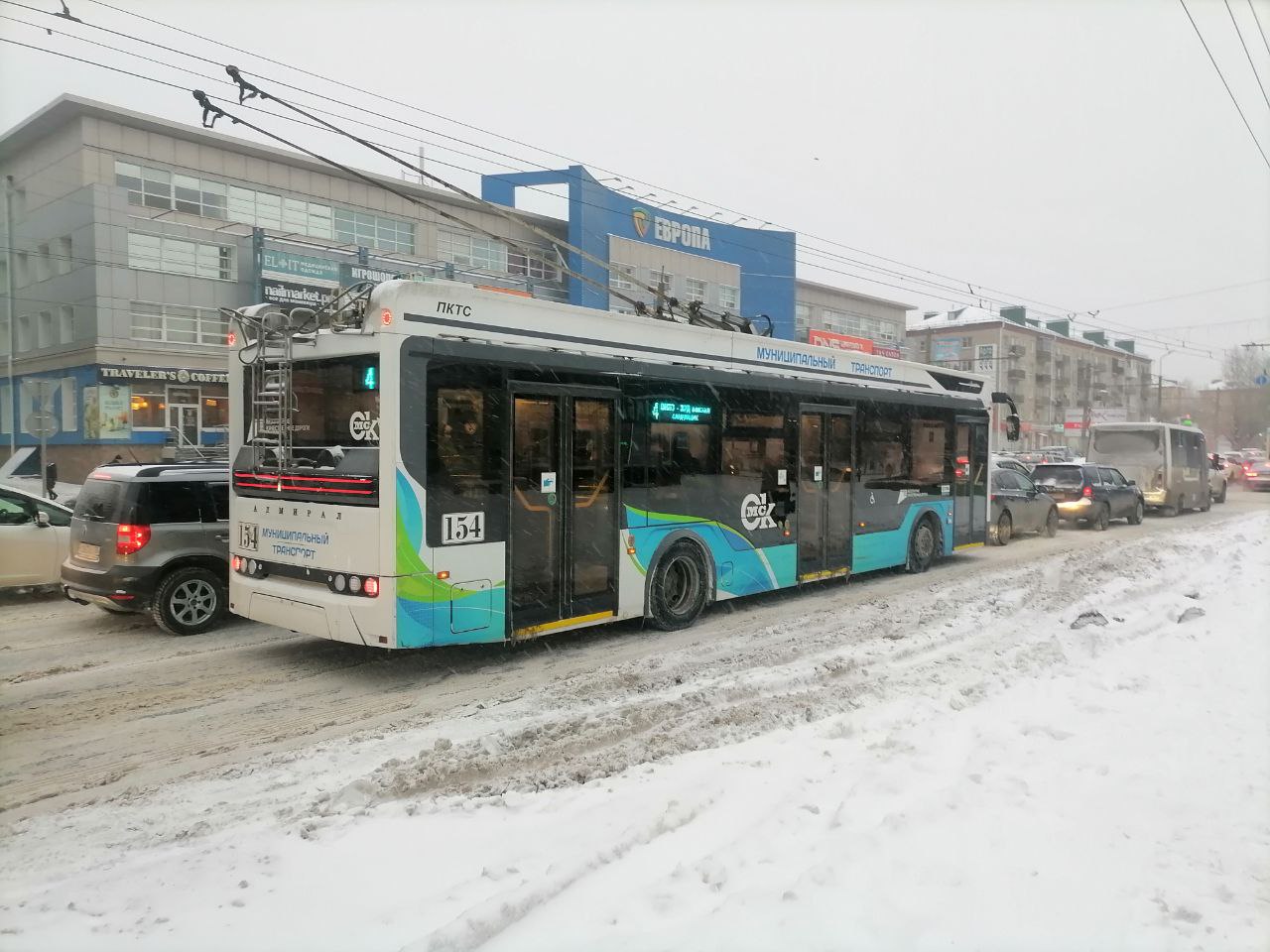 В Омске ребенок поскользнулся и упал под автобус | Происшествия |  Омск-информ