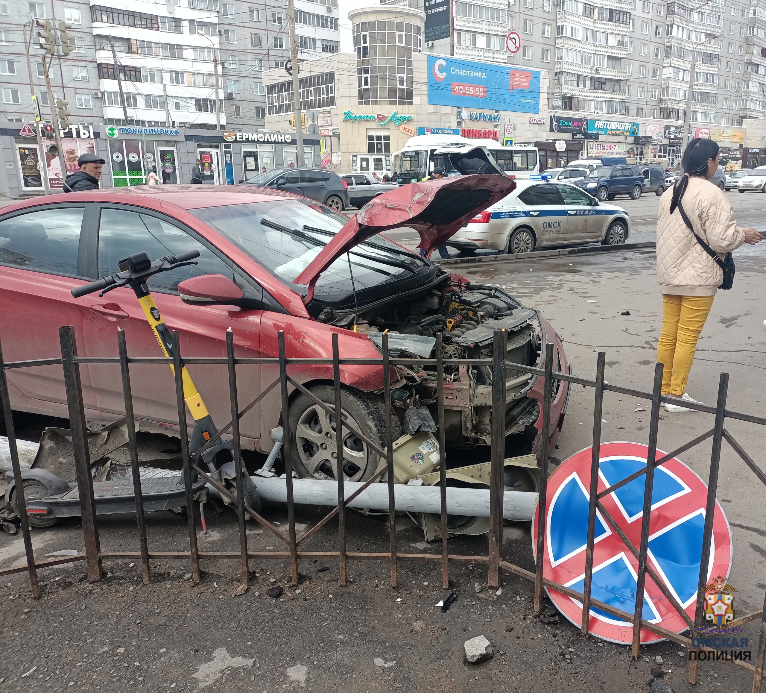 В центре Омска иномарка, вылетевшая на тротуар, сбила пенсионерку |  28.05.2024 | Омск - БезФормата