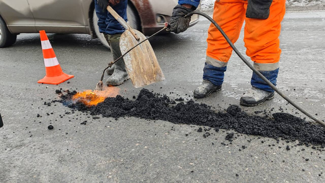 Стало известно, на каких дорогах в Омске заделают ямы | Авто, Общество