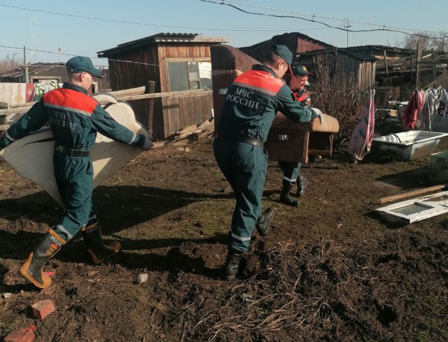 В Омской области спасатели помогают просушивать затопленные дома | Общество