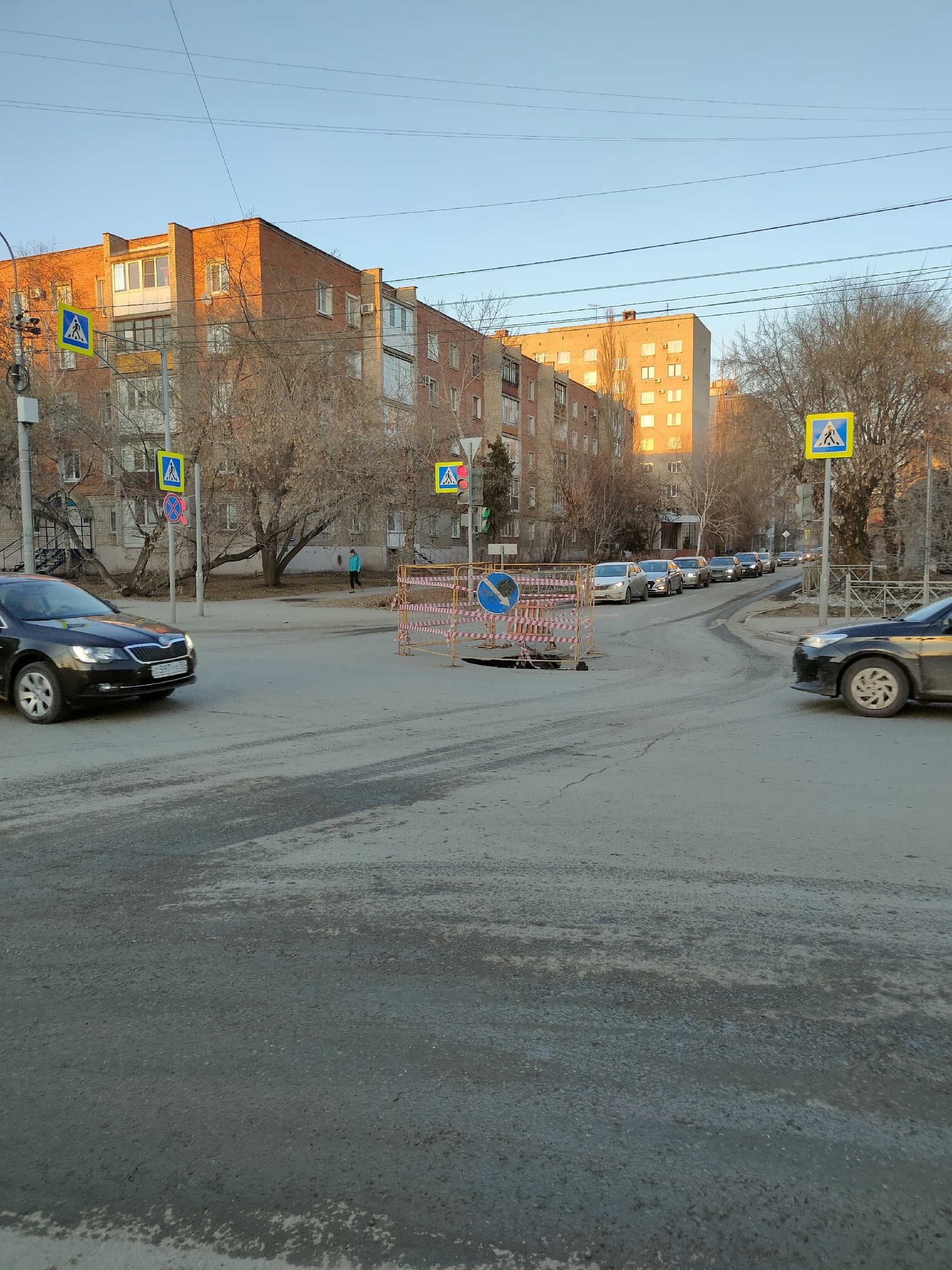 На перекрестке в центре Омска образовалась большая яма | Авто