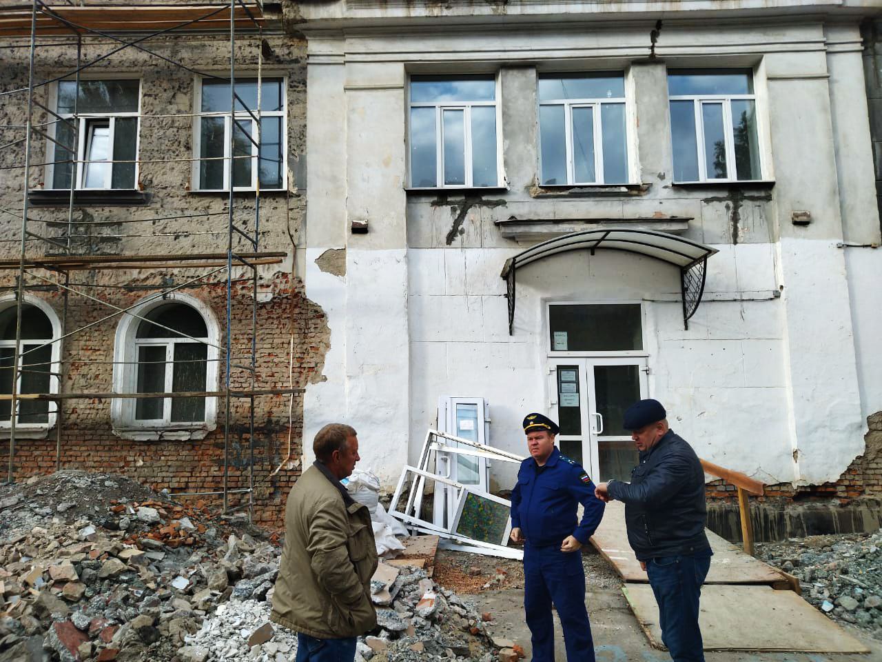 Шелест неожиданно нагрянул на стройки омских школ | Общество