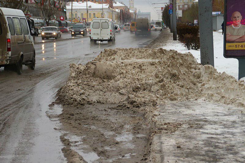 Омск выпал снег. Гололед в Омске сегодня. В Омске зимой водители.