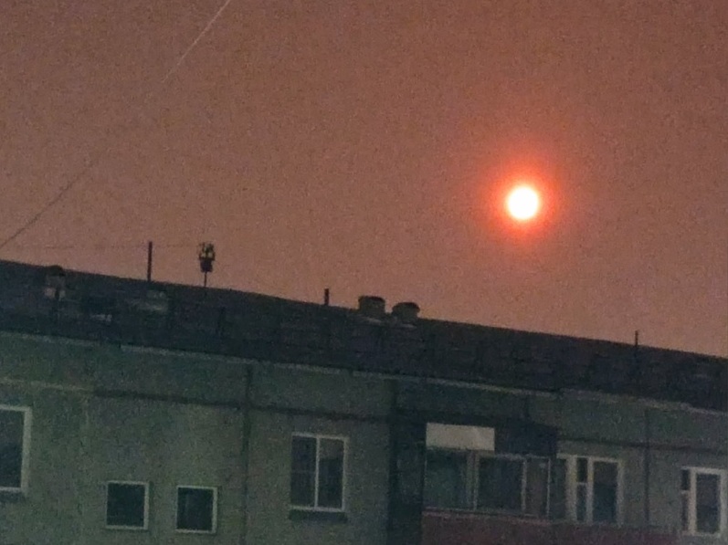 Магнитные бури сегодня в омске омской области. Странное солнце. Кровавая Луна в Омске. Омск смог. Солнца не видно фото.