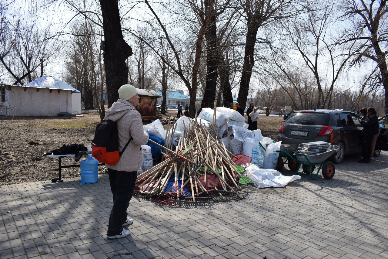 Омичам напомнили, кто должен вывозить мусор после субботника | Общество