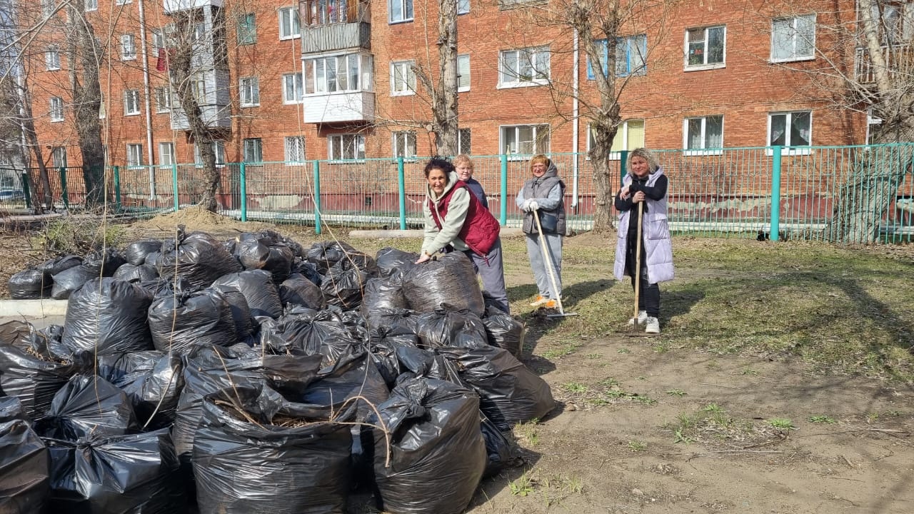 Социальные работники из Омской области вышли на субботник | Общество