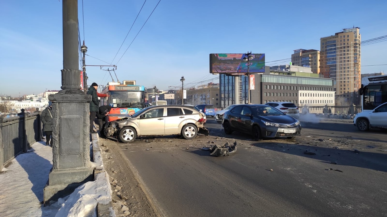 В центре Омска образовалась пробка из-за аварии на мосту | Происшествия