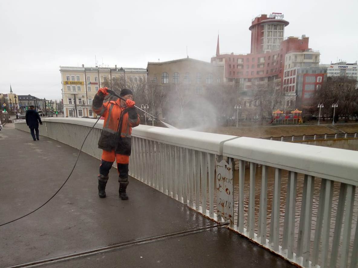 В Омске начали ремонтировать подземные переходы и мыть мосты | Общество