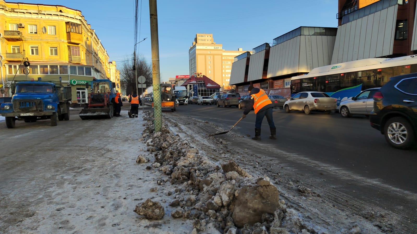 Омское УДХБ остро нуждается в рабочих руках | Общество