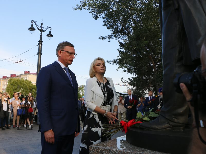 Открытие памятника ульянову в москве. Памятник Ульянову в Омске.