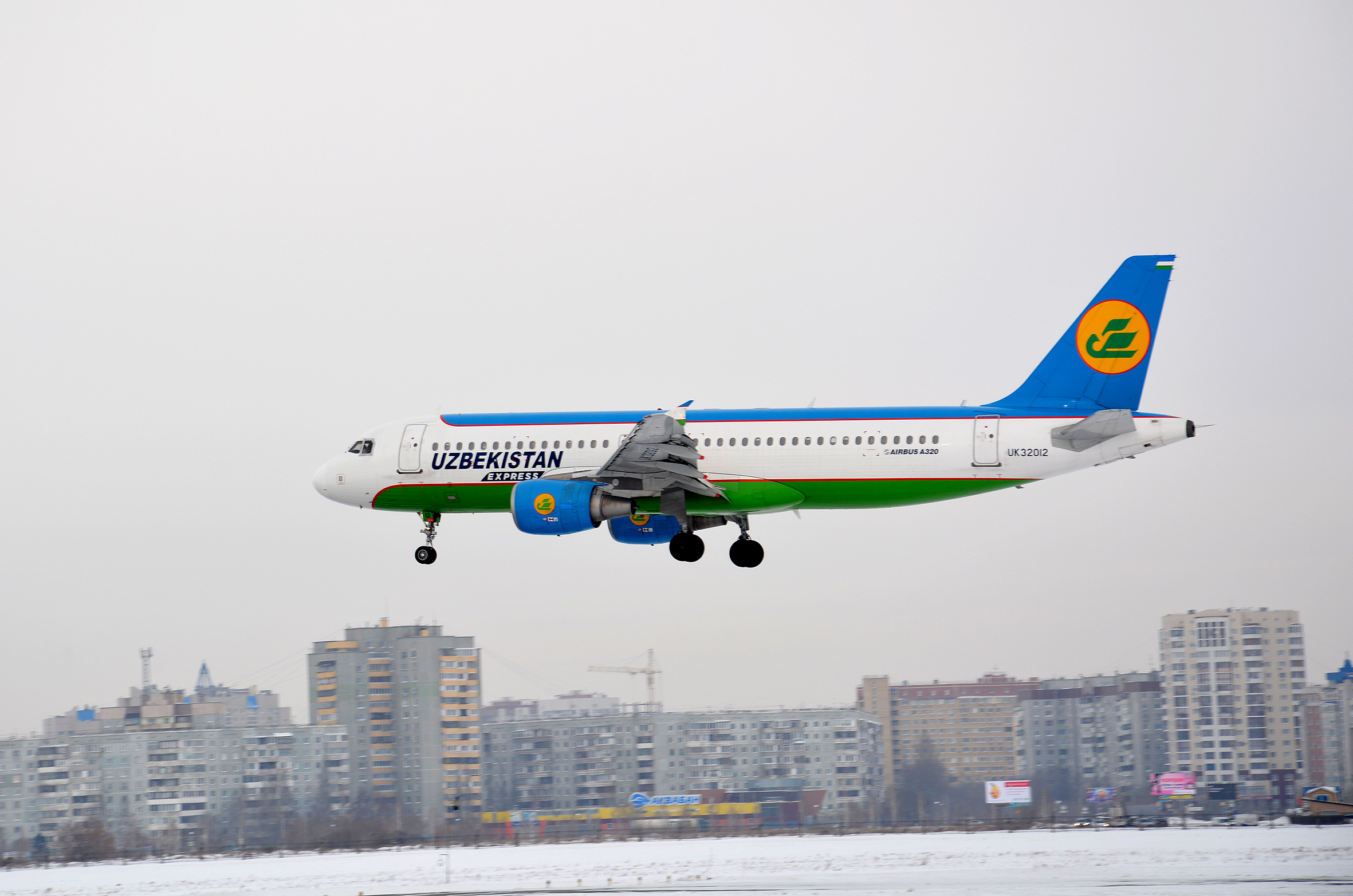 Лоукостер Uzbekistan Airways Express - a320. Uzbekistan Airways Omsk Airport. Самолет Якутия. Самолёт Наманган.