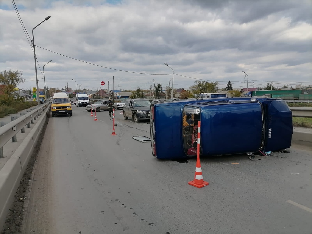 В Омске на путепроводе опрокинулась «семерка»: пострадали двое маленьких  детей | Происшествия