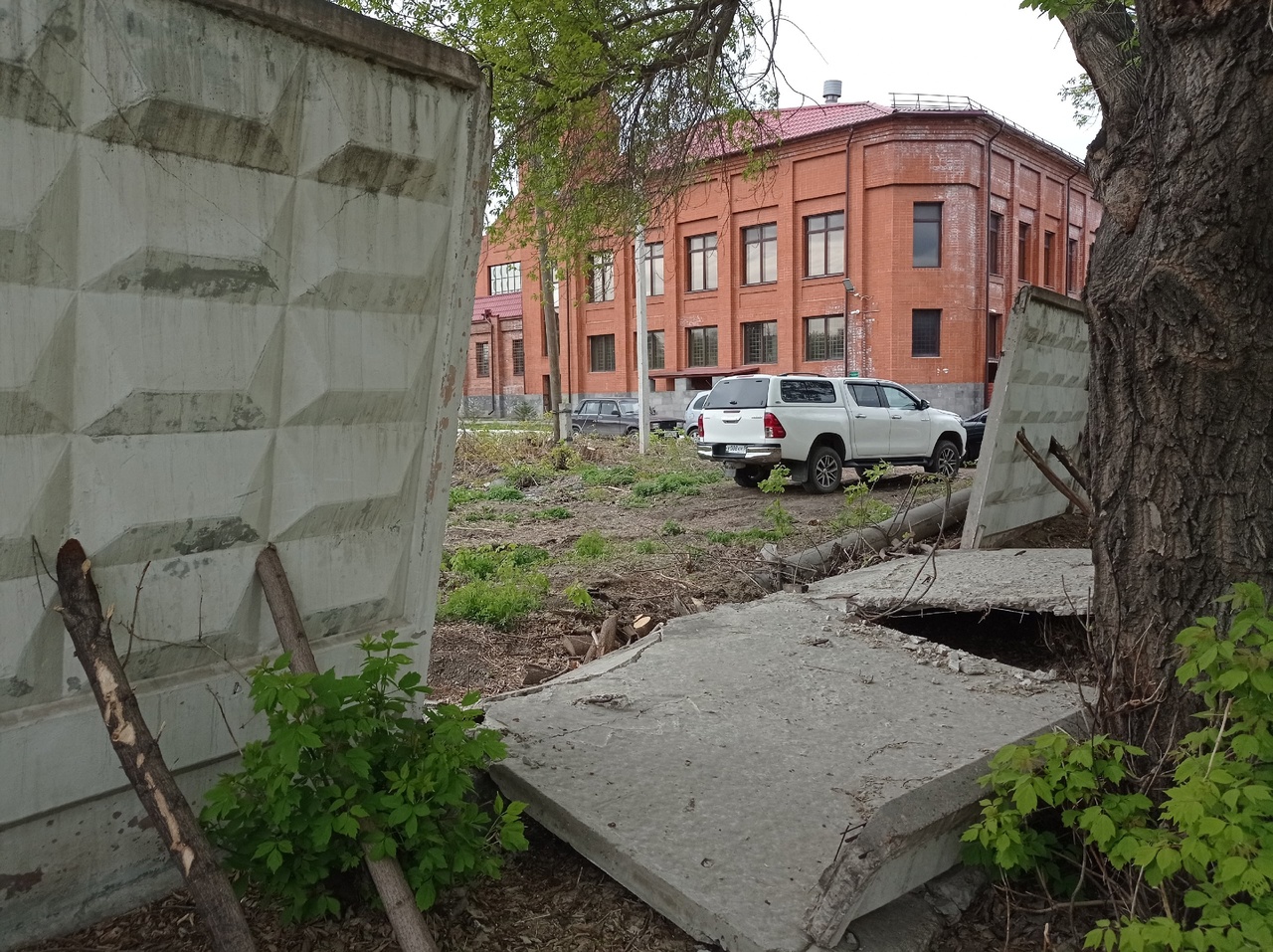 Падающий забор в центре Омска до сих пор не убрали | Общество